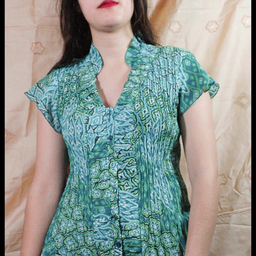 Bright crinkle, ruffled blouse with stand collar