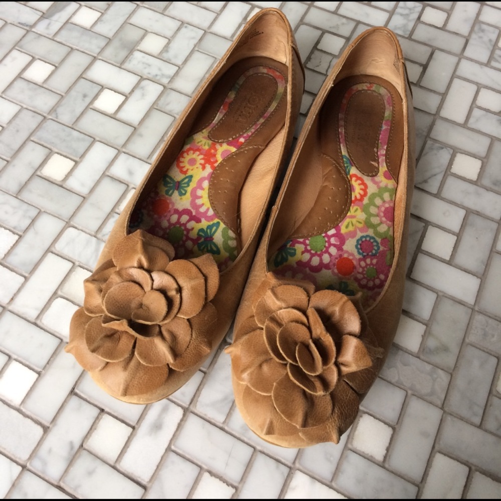 Born flats tan with flower