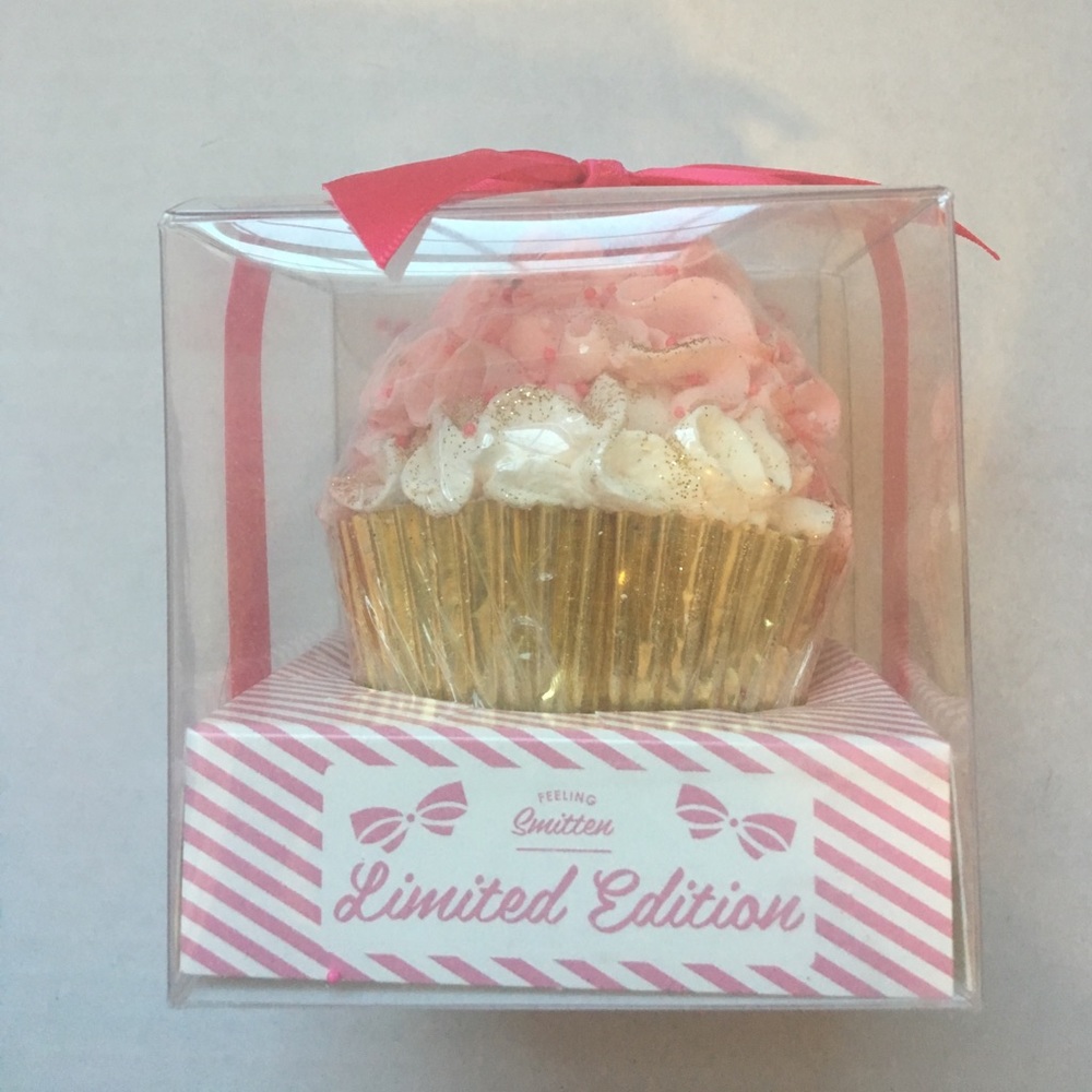 One pink cupcake bath bomb