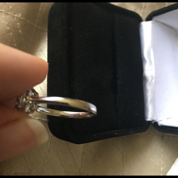 ✅♥️sale‼️new condition ‼️18K 💍engagement ring. - Picture 5 of 8