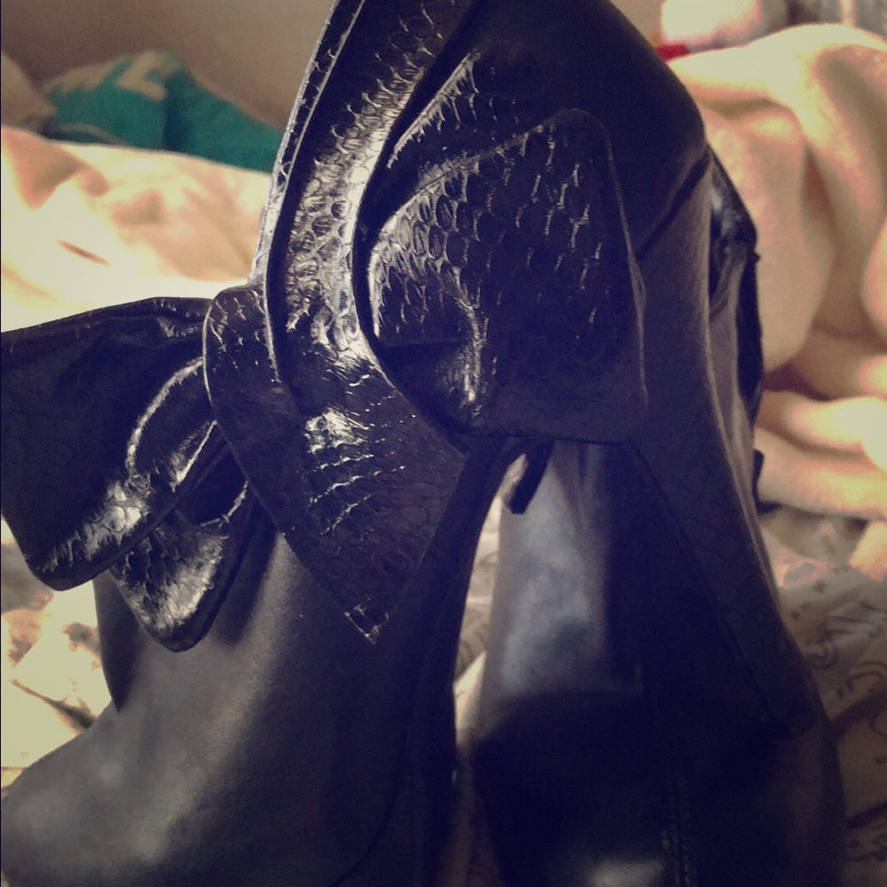 Black heels with a bow