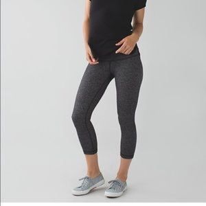 Lululemon gray and black crops
