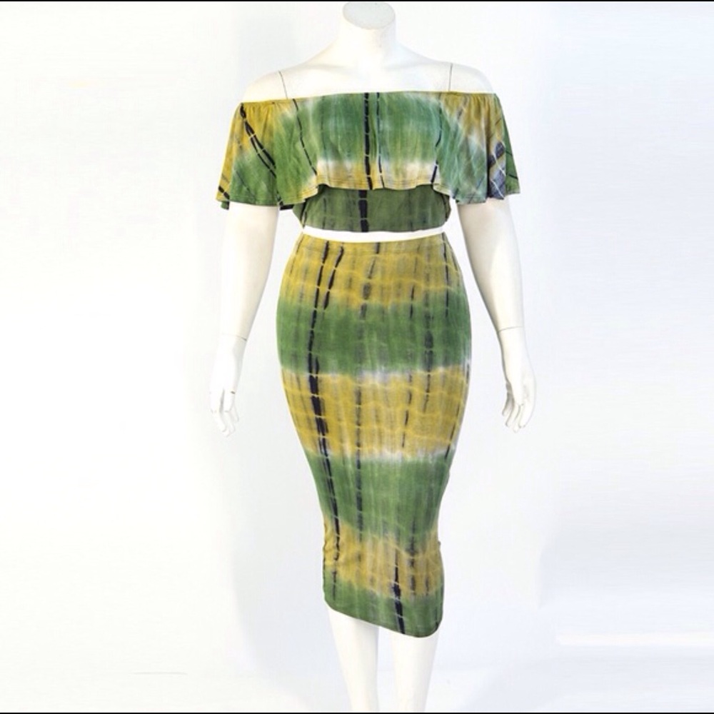 🎉HP🎉 Plus Sz Tie Dye Off Shoulder Top/ Skirt Set