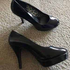 Patent black pumps