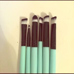 Set of 6 makeup brushes