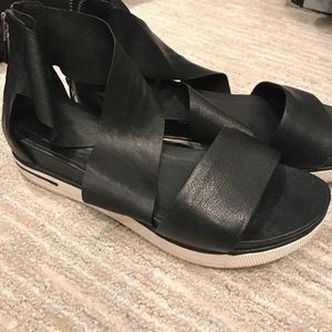 Eileen Fisher black leather sandals 8M