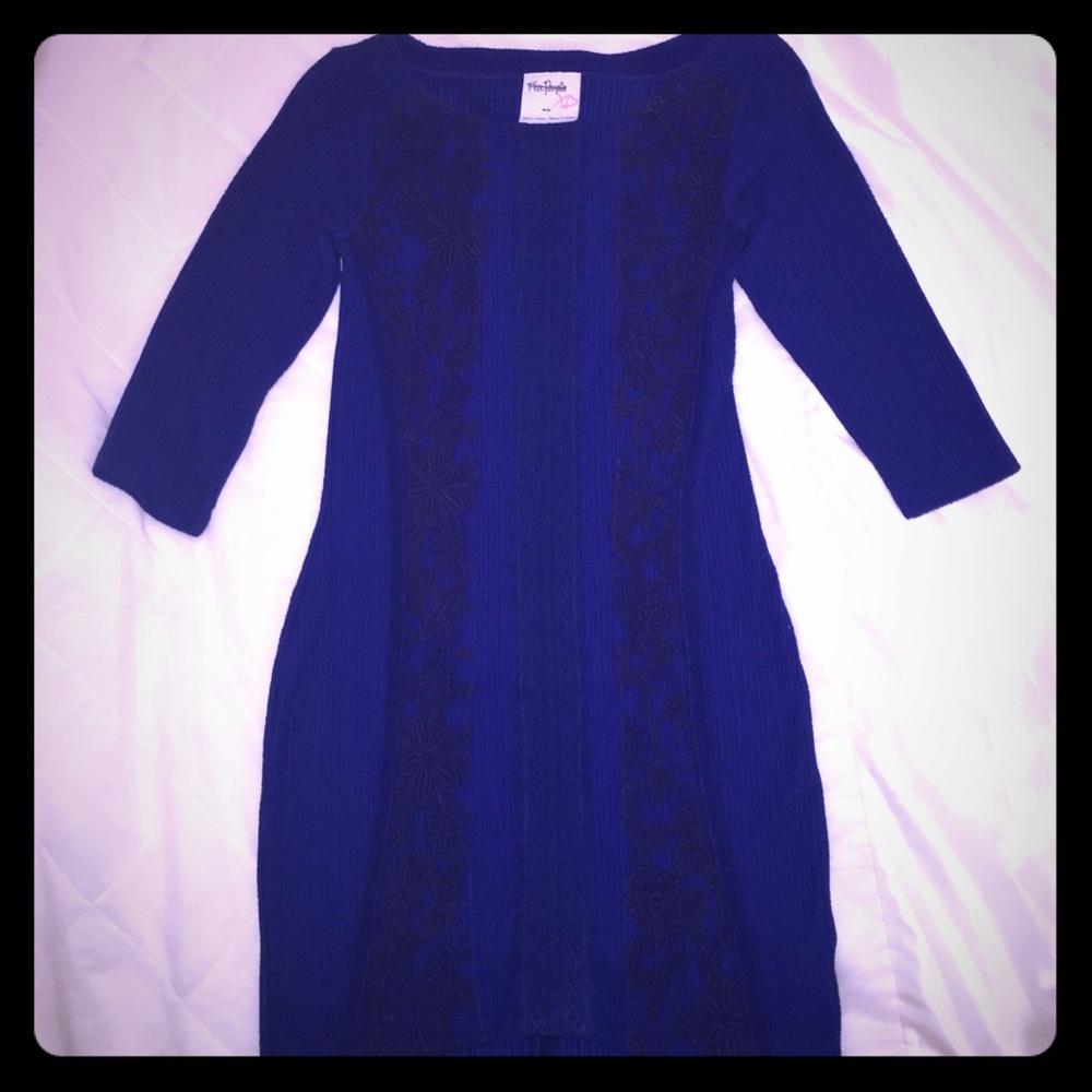Blue floral design dress. Very classy!