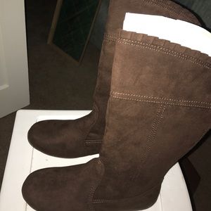 NW brown boots.