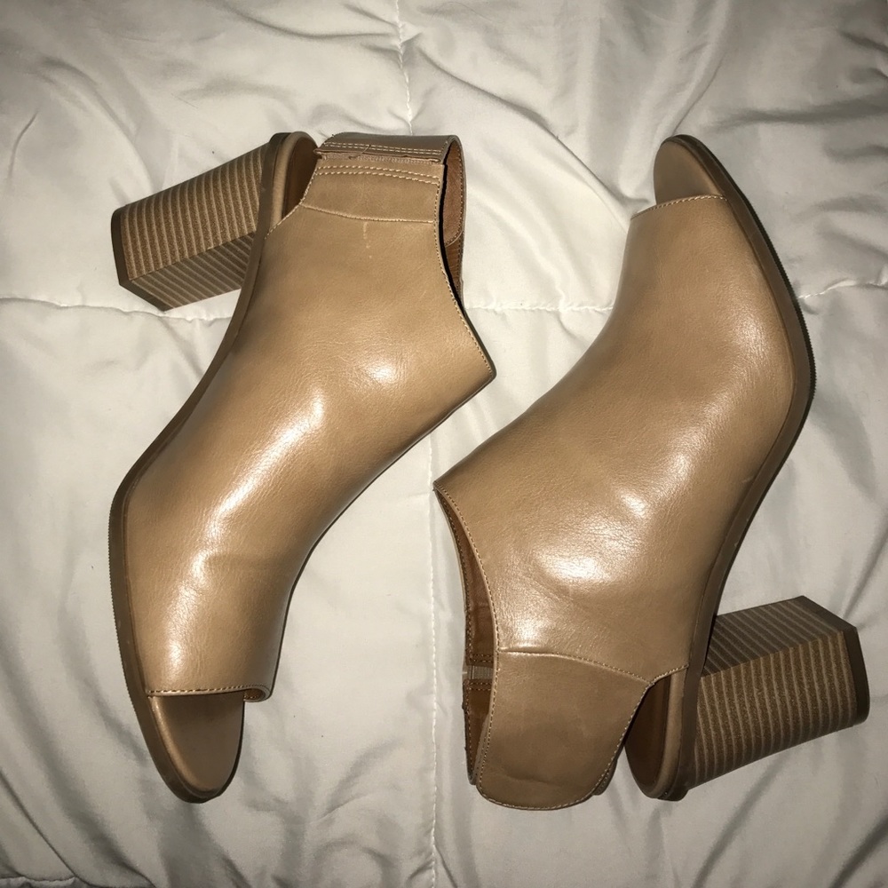 PRICE DROPPED Carmel Candies Bottie/Heels.