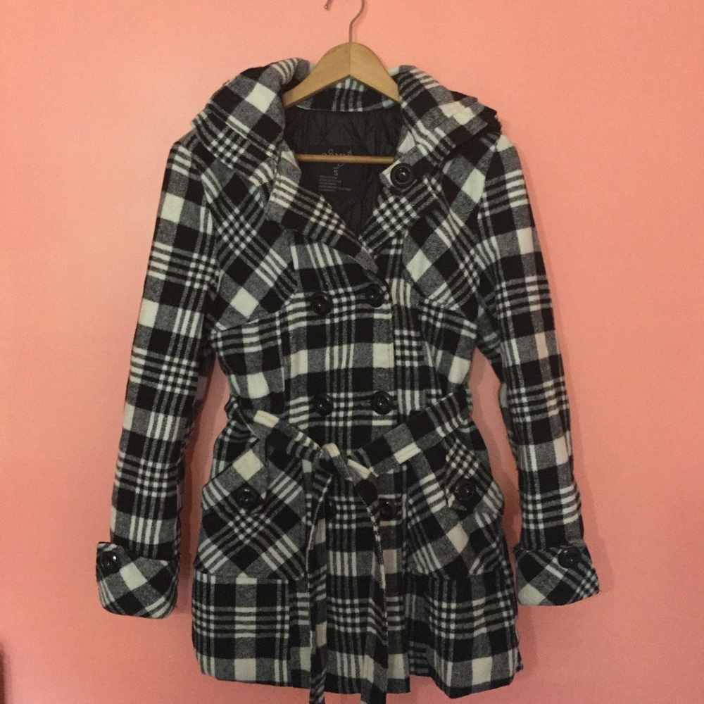 CUTE!!! Black and white plaid wool coat with belt