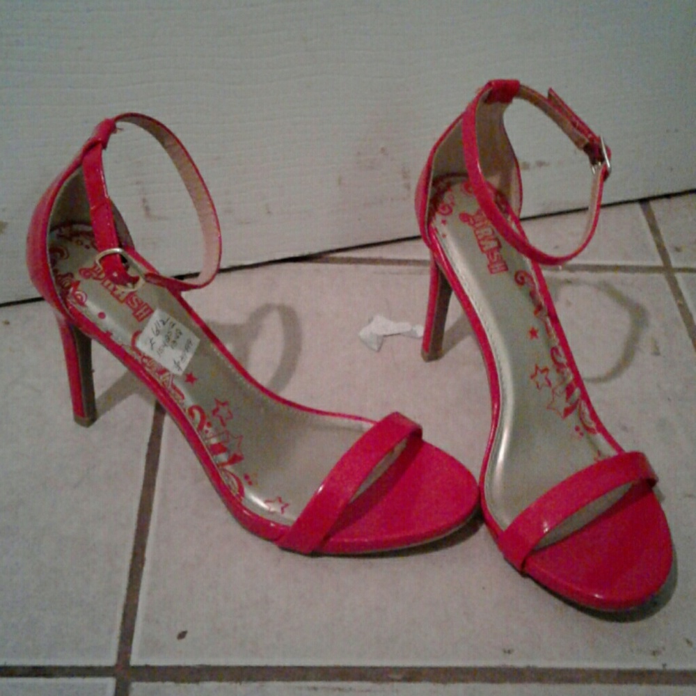 RED STRAP TOE HEELS