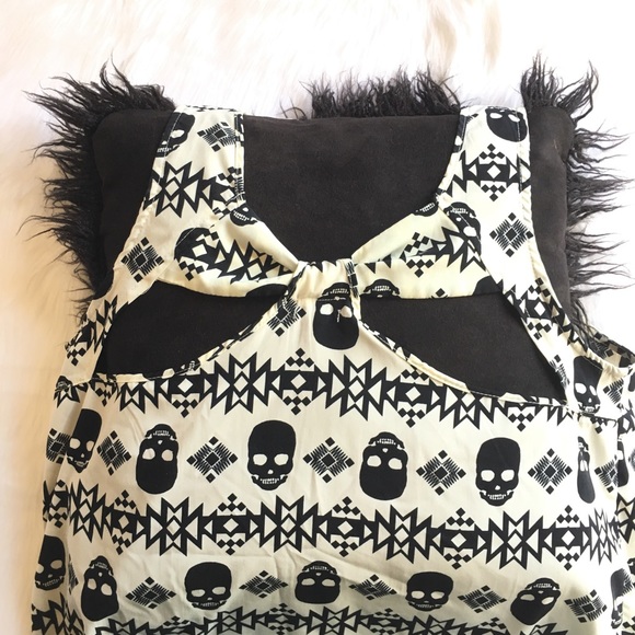 Skull Print Sleeveless Top! - Picture 2 of 2