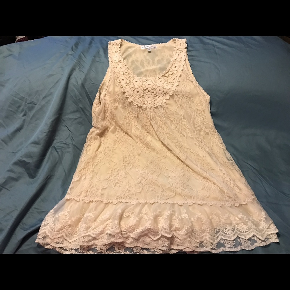 Sleeveless lace tunic top