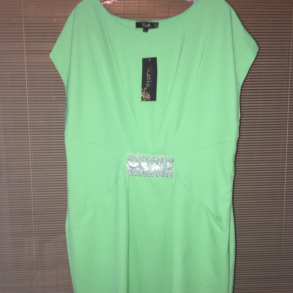 Kelly green dress, with a little bling.  So cute👗