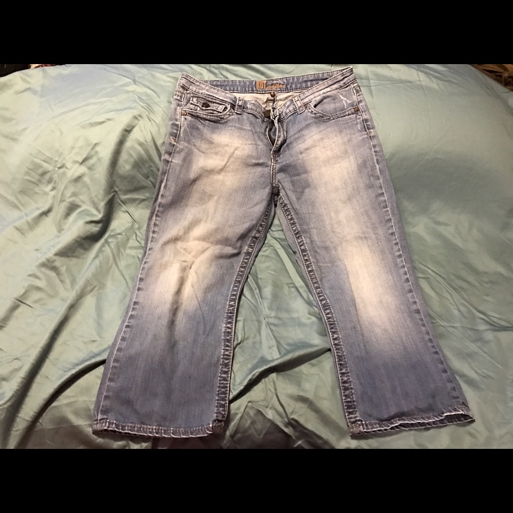 Light wash capris