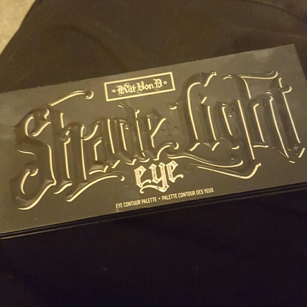Reserved  shade and light eyeshadow palette