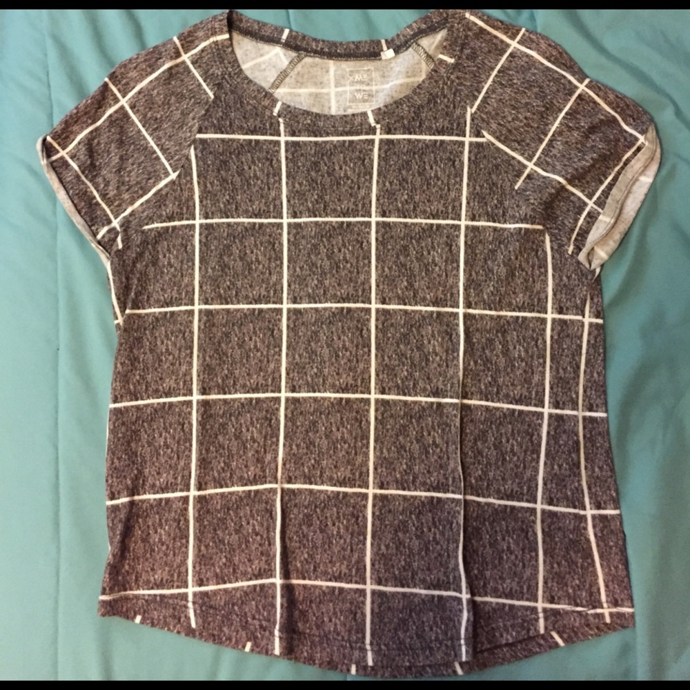 Big checkered gray t shirt