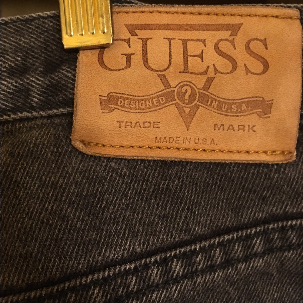 Guess jeans! Straight leg. Dark grey/black.