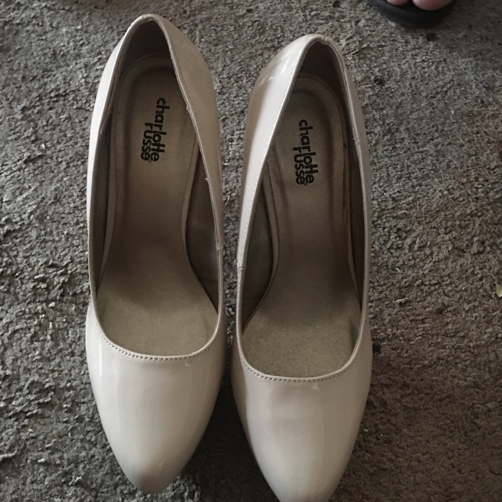 Nude pumps