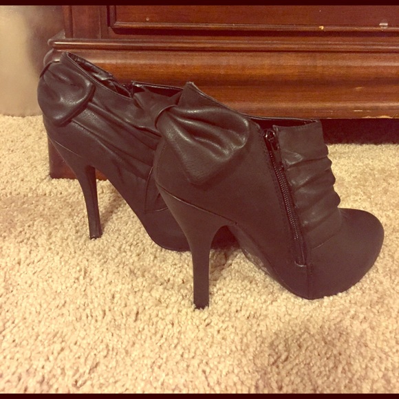 shi Shoes - BNWT Shi black ankle booties w/bows. Size 8