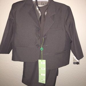 Boys Gray suit size 2T NWT