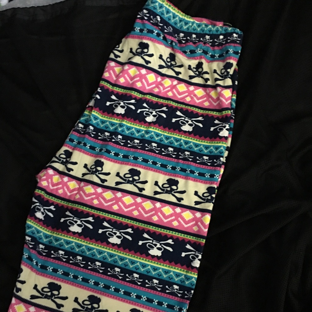 CLEAR OUT SALE NWOT Patterned Skull Leggings