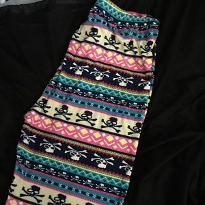 CLEAR OUT SALE NWOT Patterned Skull Leggings