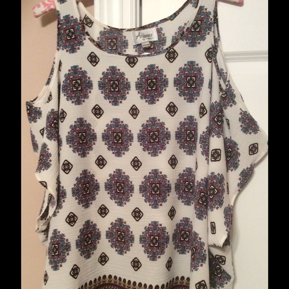 HP🎈🎉💕!!! Cold Shoulder Top - Picture 3 of 4