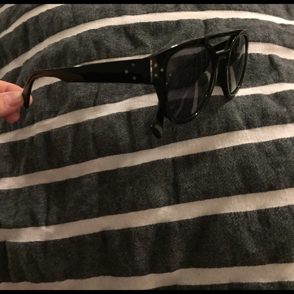 Sunnies 🌞 - Picture 2 of 2