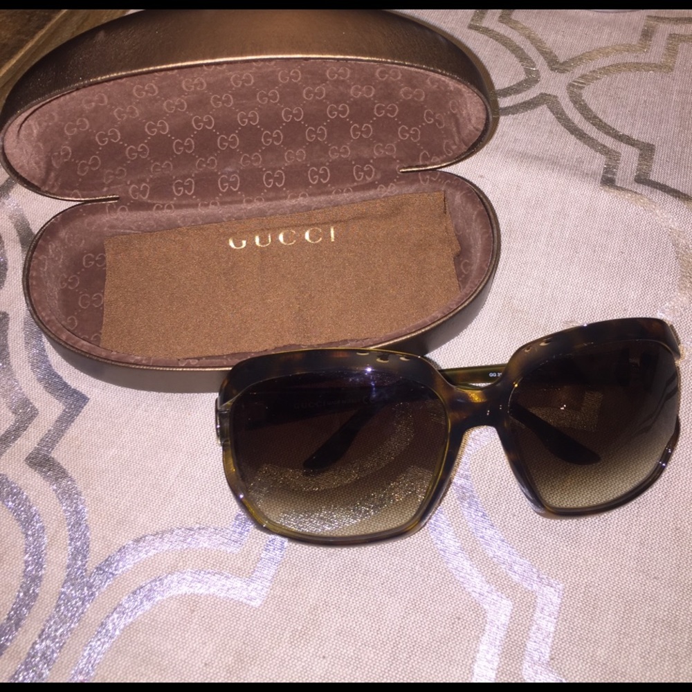 Women's Gucci sunglasses (tortoise)