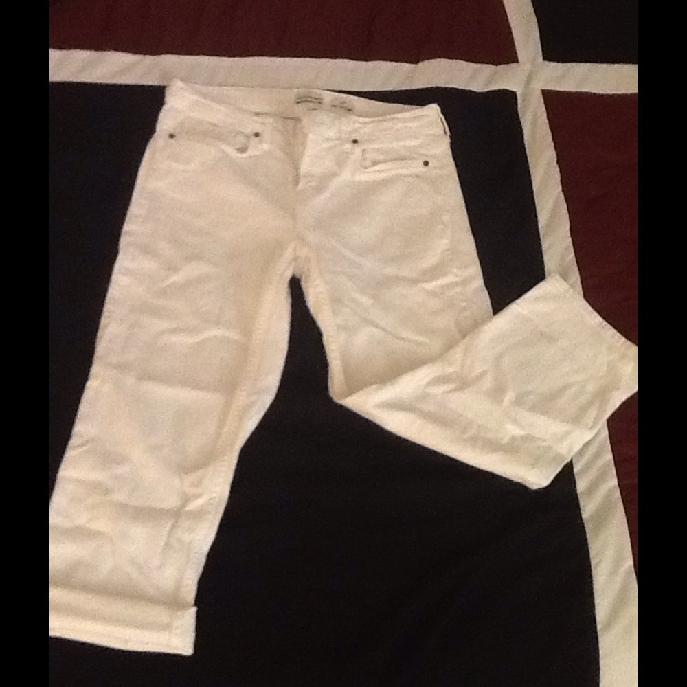 Calvin Klein  White Denin Capris 💄💄💄