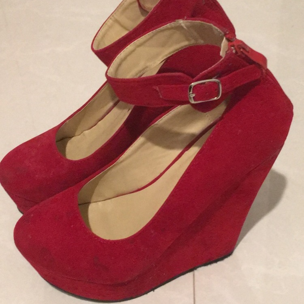 Red pump suede wedges