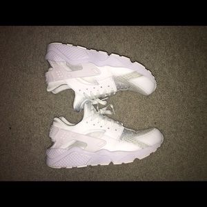 white huarache Nike shoes.