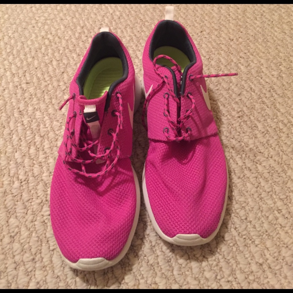 Brand new NIKE roshes