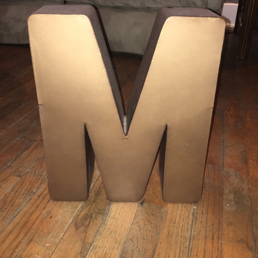 Decorative 'M' art