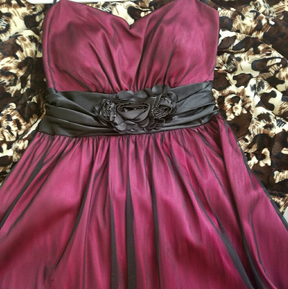 Short fushia and black prom dress