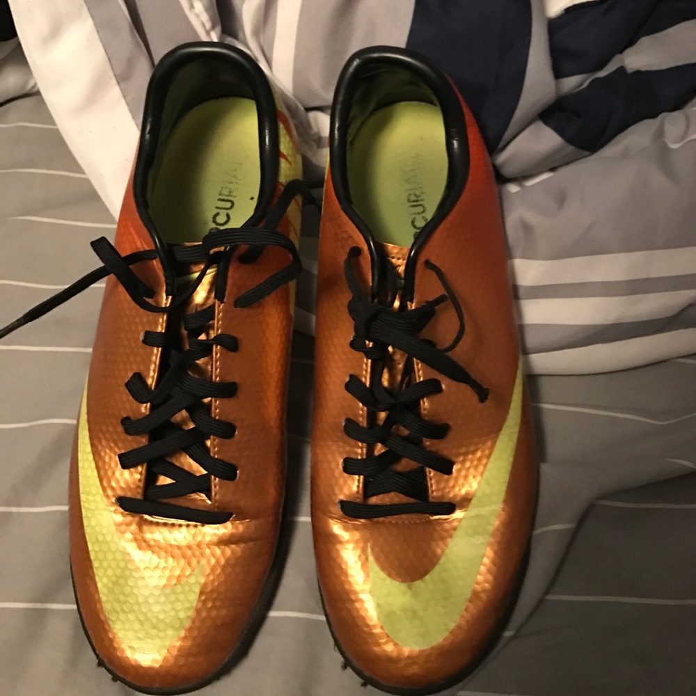 Indoor soccer shoes