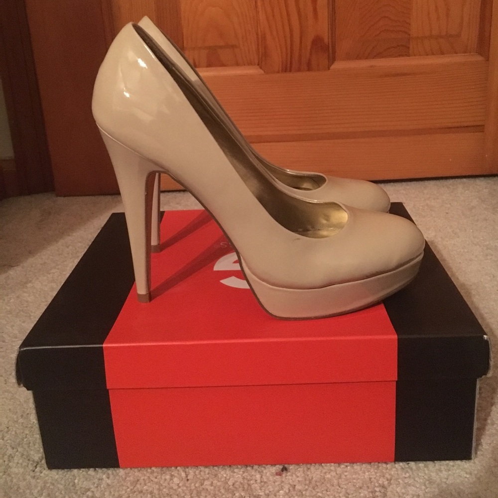 💕MUST GO💕G by Guess tan color heels