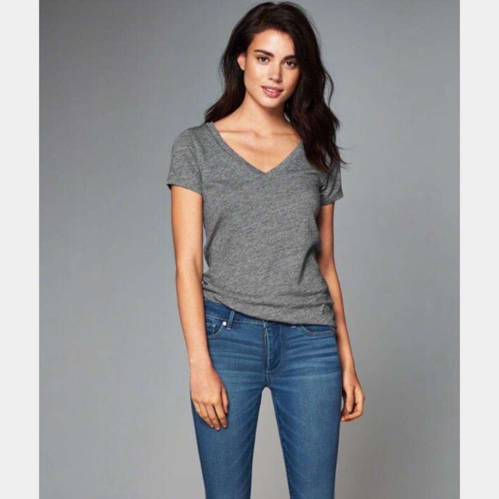 A&F v neck navy polka dot tee