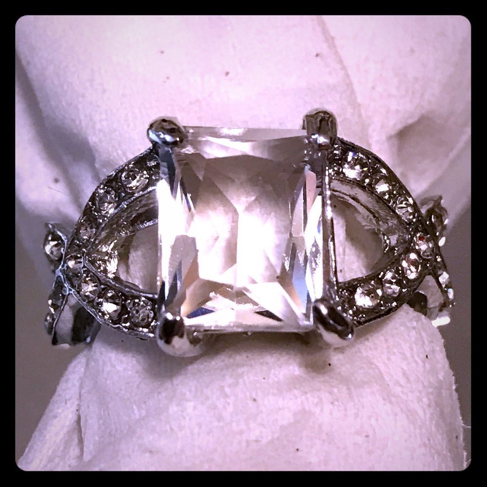❤️ Brand New 10K White Gold Cubic Zirconia Ring