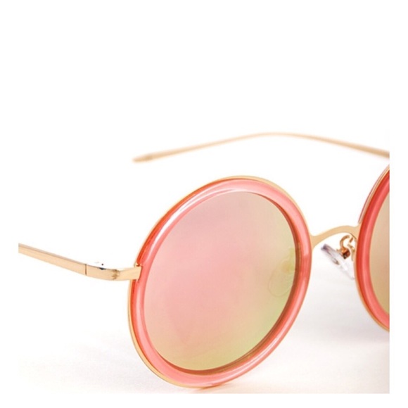 Chic Round Sunglasses. - Picture 2 of 4