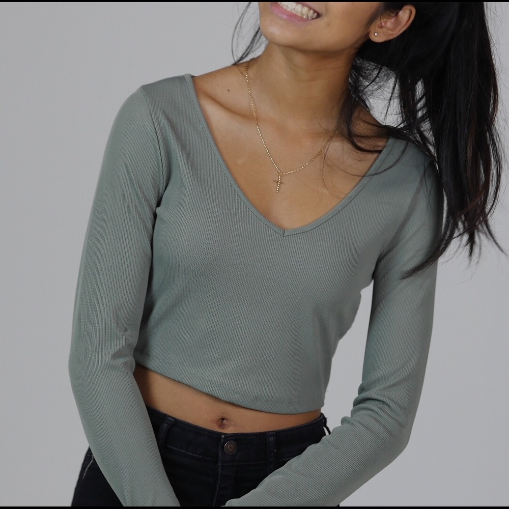 Light green ribbed v neck long sleeve crop top