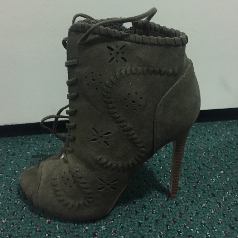 NWOT Shoedazzle Lace Up Olive Booties - 7