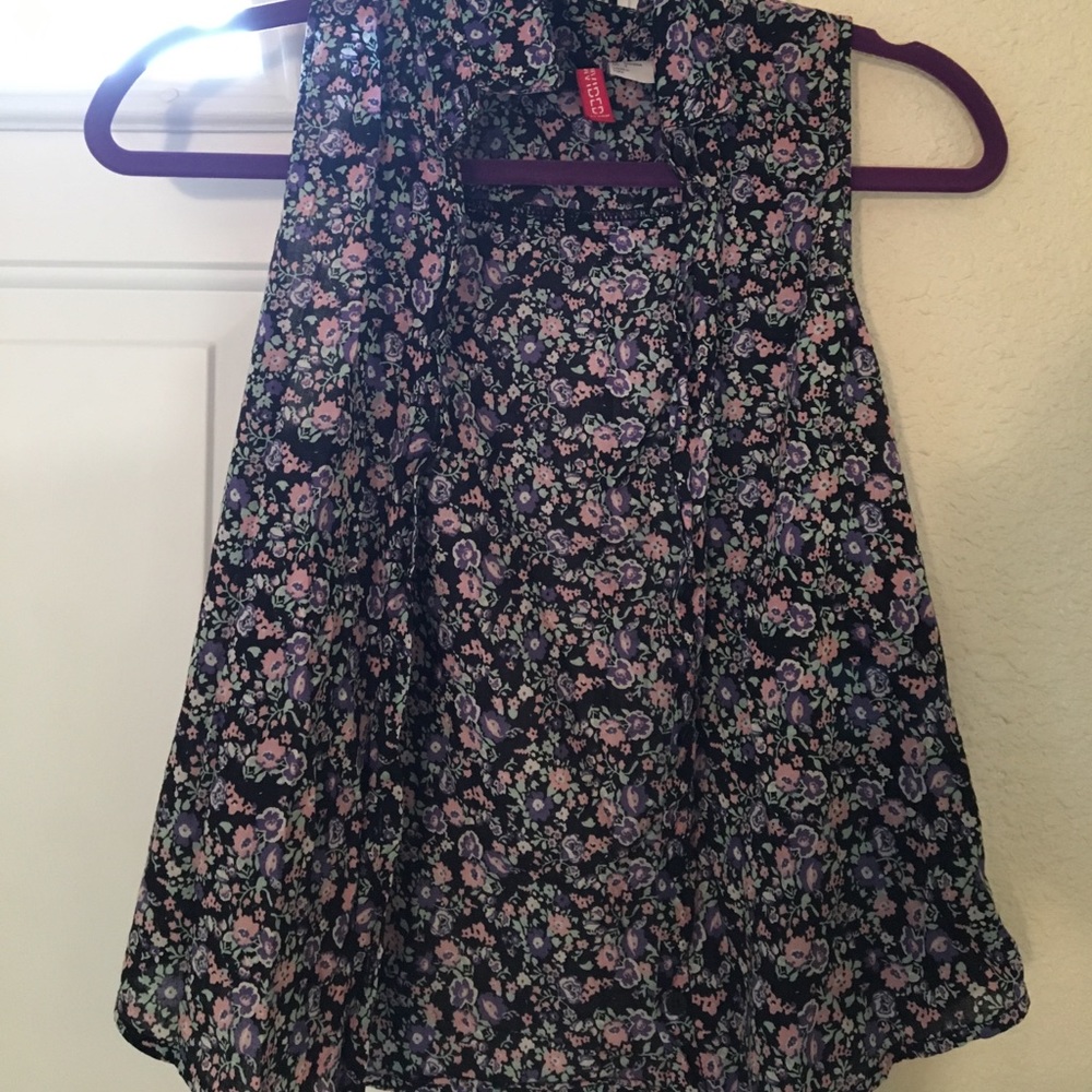 Floral sleeveless button down top
