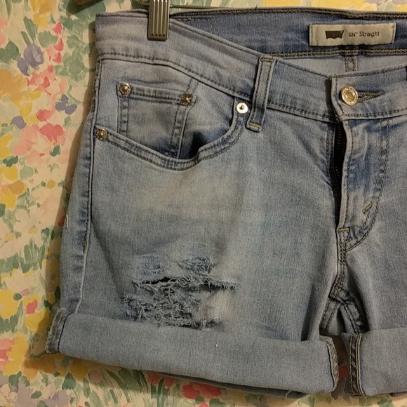 Levi's lightly distressed jean shorts - Picture 3 of 5