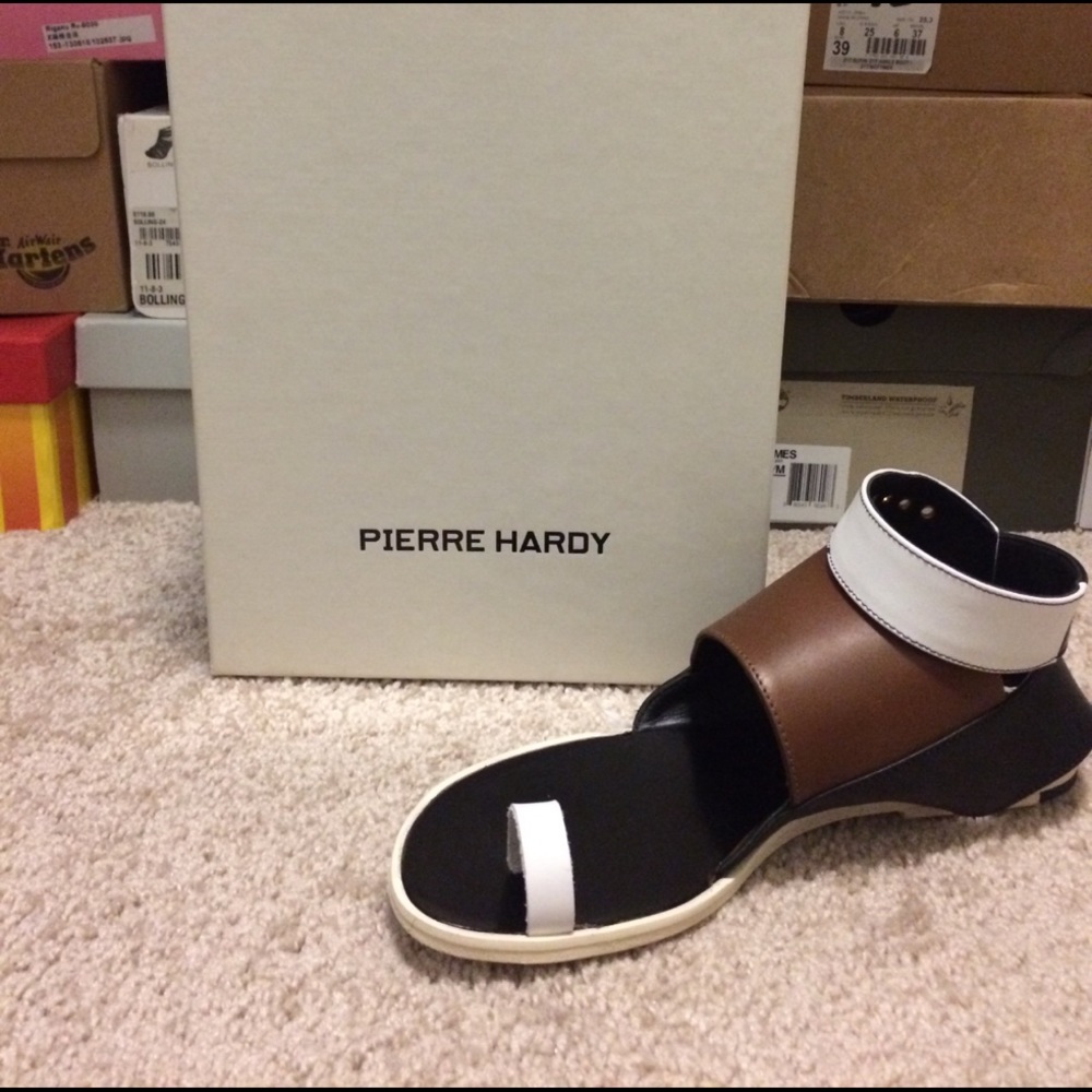 Pierre hardy flats