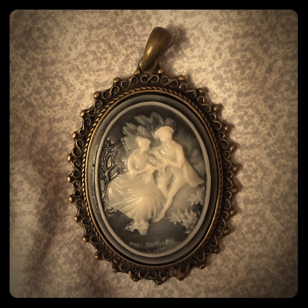 ❌SOLD❌ Vintage-style cameo pendant