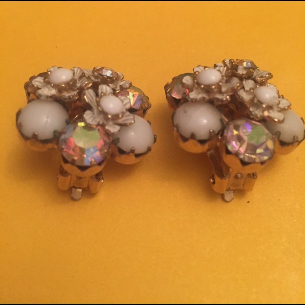 Vintage White /Gold Clip Earrings - Picture 3 of 4