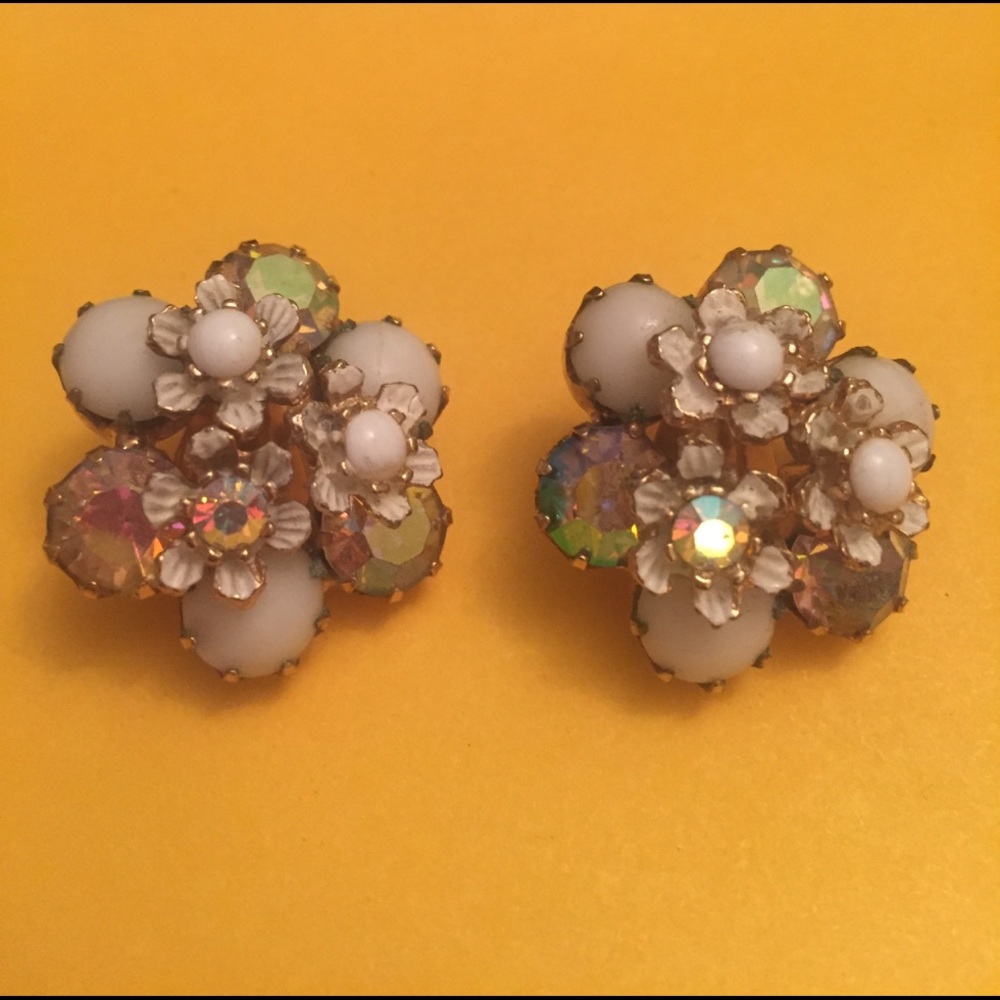 Vintage White /Gold Clip Earrings - Picture 4 of 4