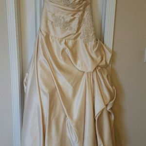 Elegant wedding dress